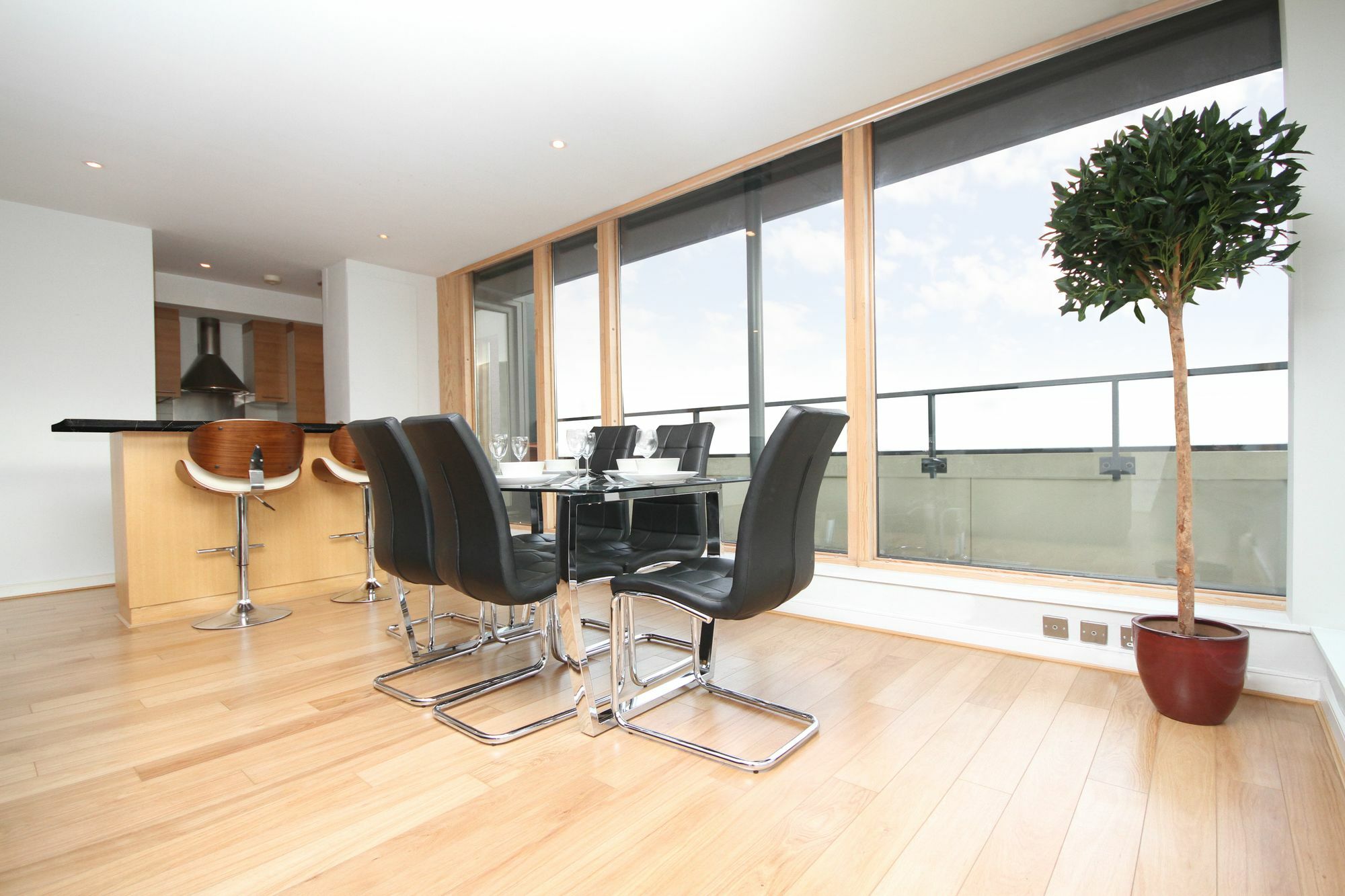 Forbes Street Apartment *